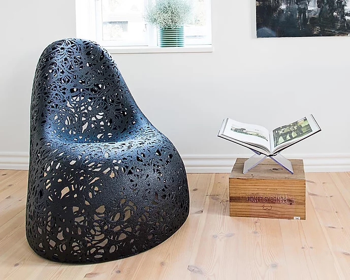 Дизайнерское уличное садовое кресло из базальта Basalt Studio SELF созданное дизайнером Раймондсом Цирулисом для ресторанов и кафе бара