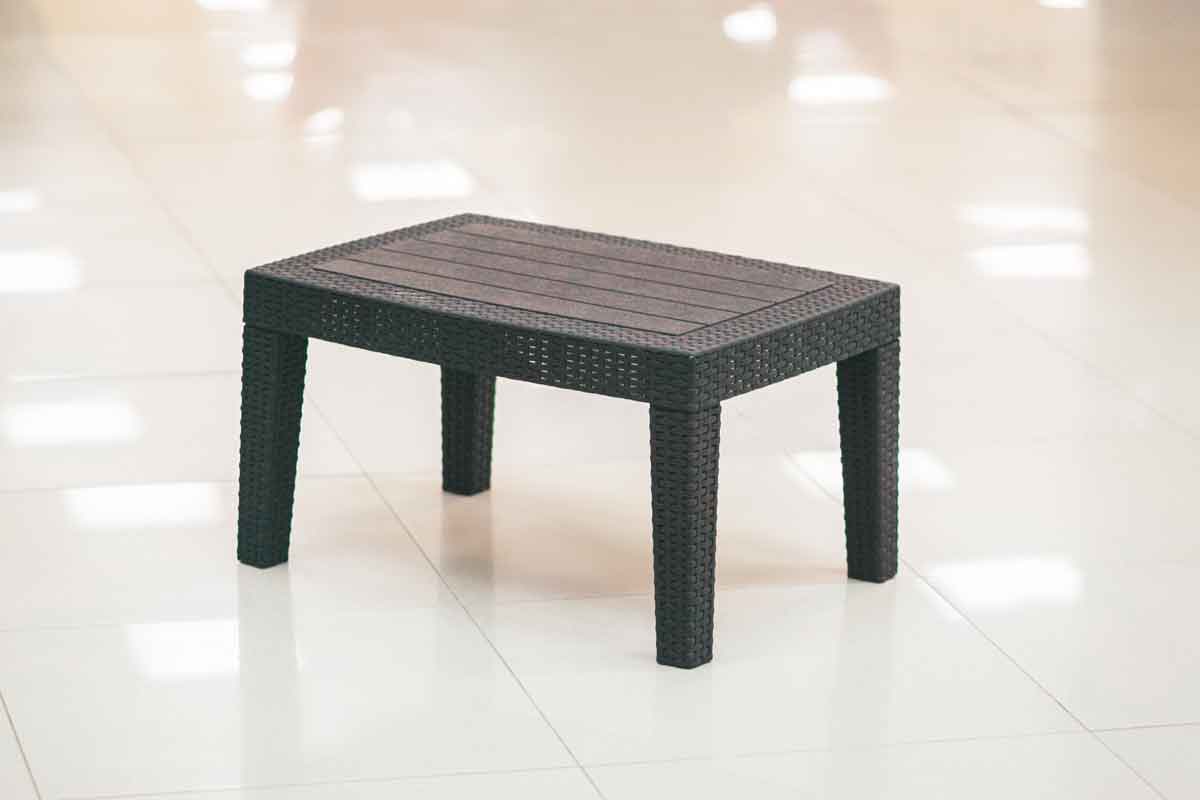 Пластиковый садовый журнальный столик b:rattan PREMIUM ARIZONA из пластика под плетеный ротанг и столешницей под дерево