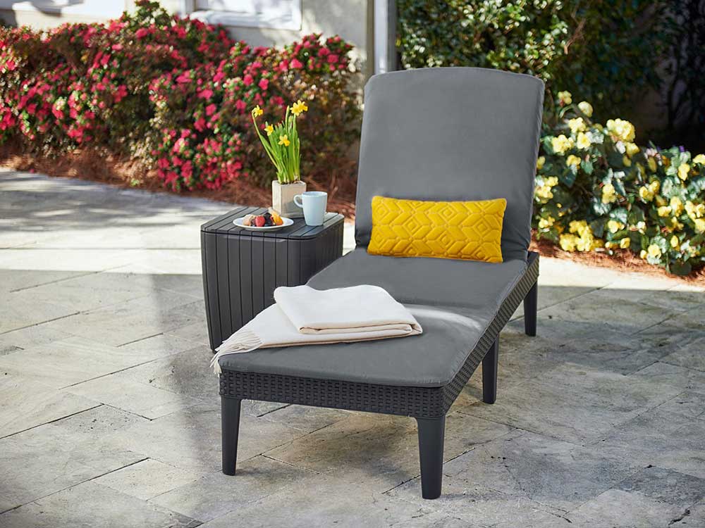 Шезлонг садовый JAIPUR SUN LOUNGER (WITH CUSHION) из пластика под ротанг, с регулируемой спинкой и подушками