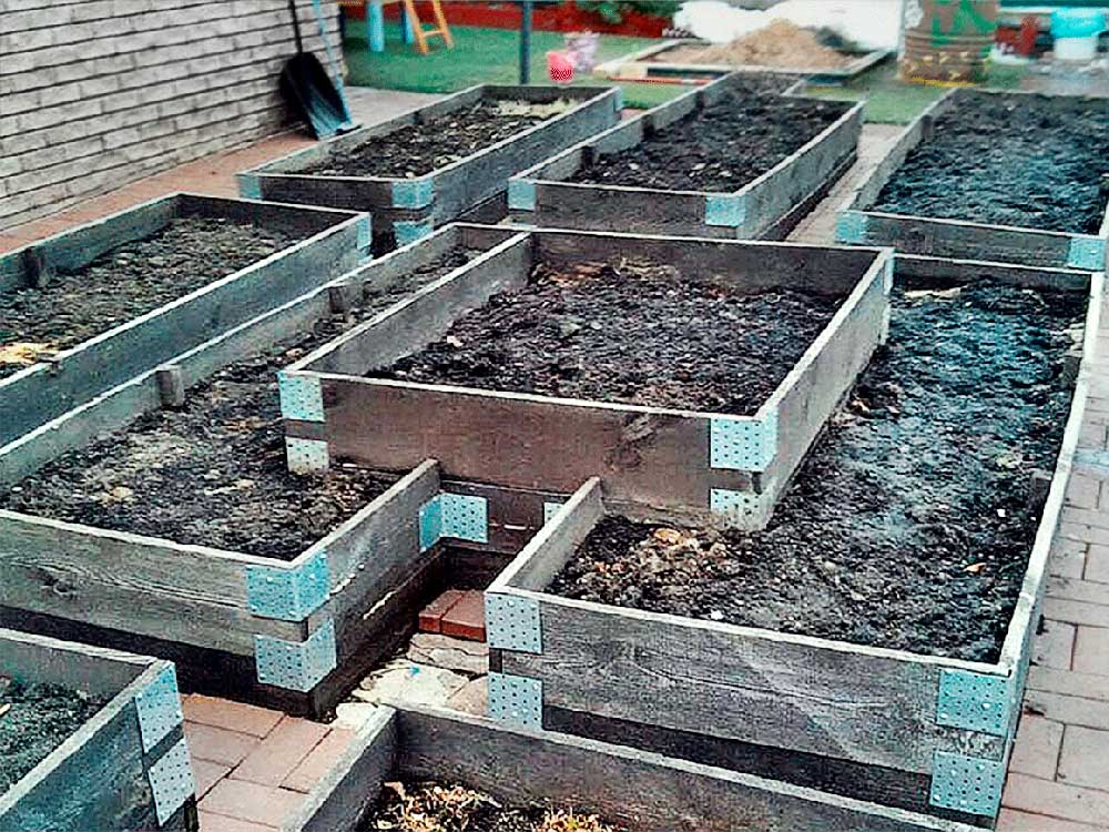 Шарнир Holzhof для соединения грядочной доски из ДПК (угловой элемент ПЛАСТИК) для доски 300х30 mm соеденитель