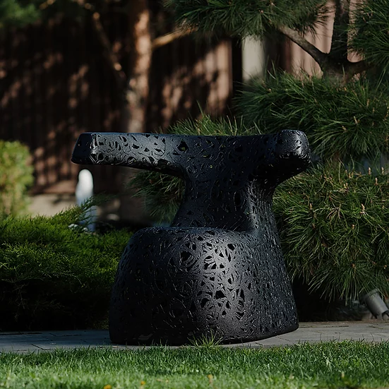 Дизайнерское уличное садовое кресло из базальта Basalt Studio HUG