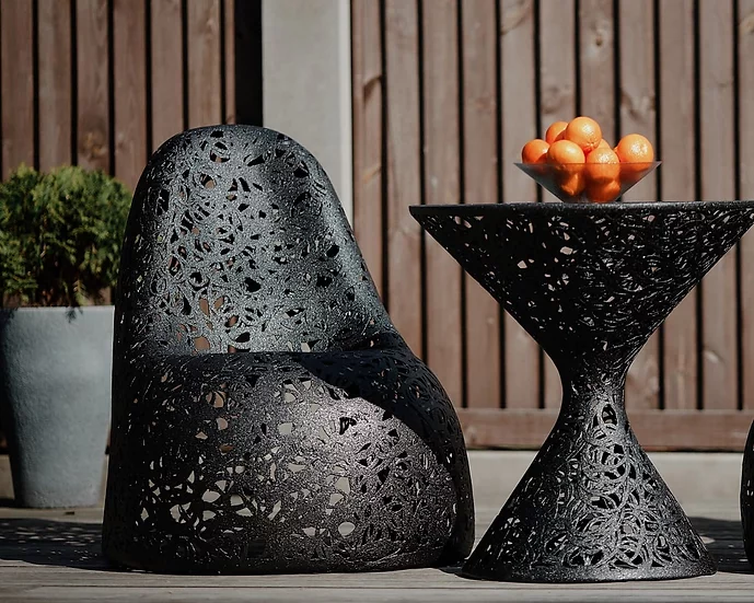 Дизайнерское уличное садовое кресло из базальта Basalt Studio SELF созданное дизайнером Раймондсом Цирулисом для ресторанов и кафе бара