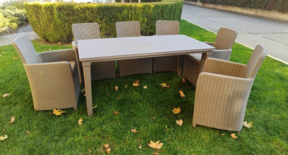 На фото сочетание кресла Manhattan Armchair и стол Futura Keter
