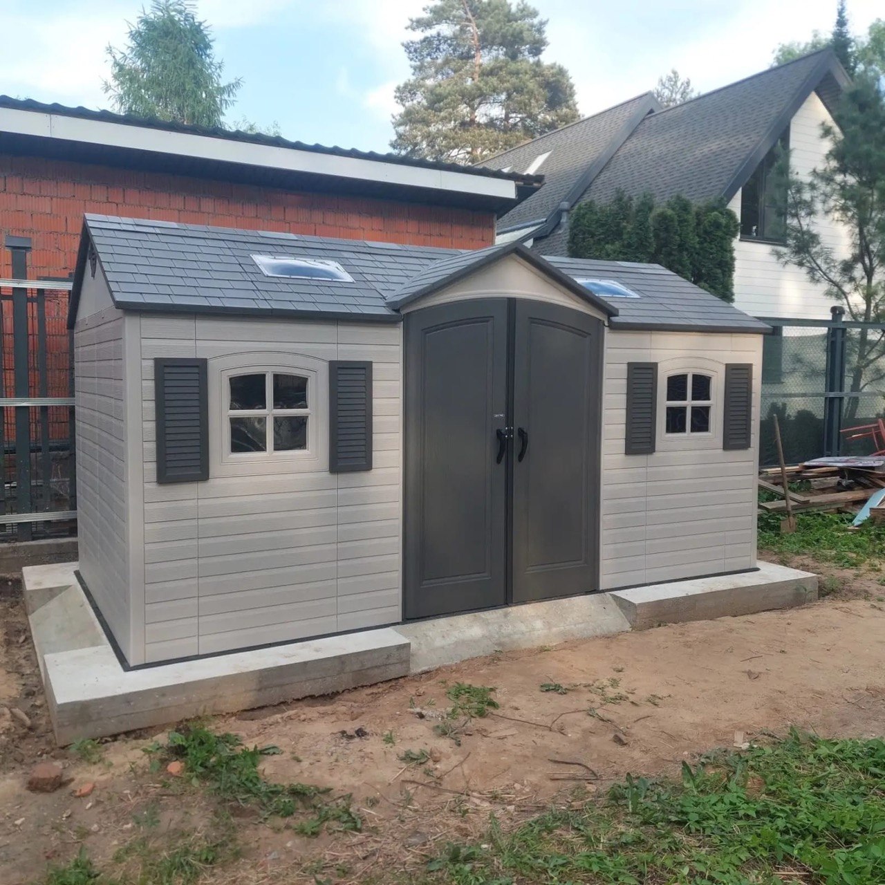 Сарай (хозблок) пластиковый LifeTime 15x8 DD 60079 габариты 239 х 452 см с двускатной крышей для дачи или загородного дома